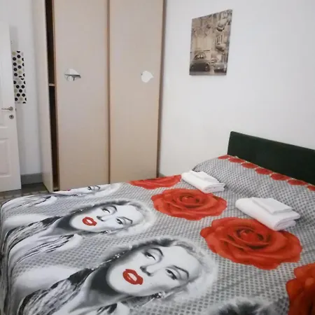 House לינה וארוחת בוקר