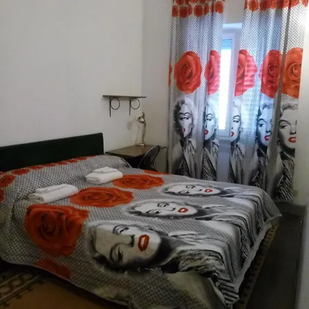 House לינה וארוחת בוקר