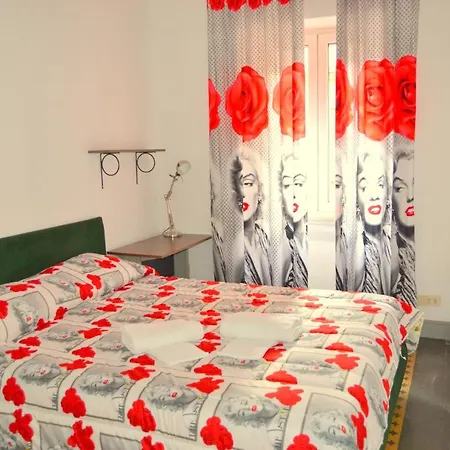 לינה וארוחת בוקר House