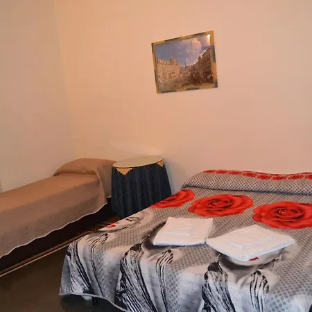 לינה וארוחת בוקר House 3*