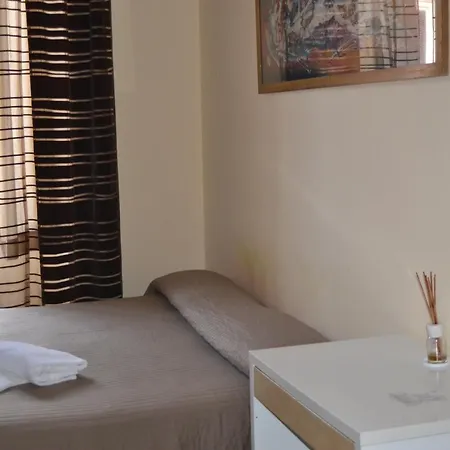 לינה וארוחת בוקר House 3*
