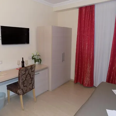 Bed & Breakfast House 2*